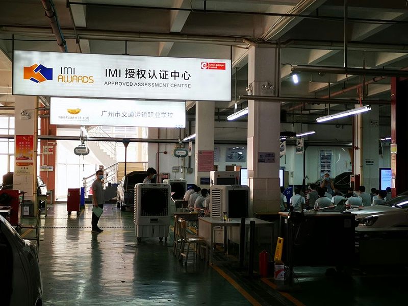 廣州市交通運輸職業學院降溫通風使用移動冷風機.jpg